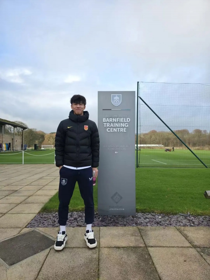 2026世界杯下注-9号球衣！官方：18岁张家鸣加盟伯恩利U21梯队，外租后回来发展