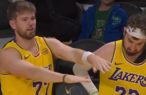 世界杯滚球玩法-攒劲的节目！湖人主场观众席惊现山寨版东契奇&amp;蒂米 假东子秀热舞